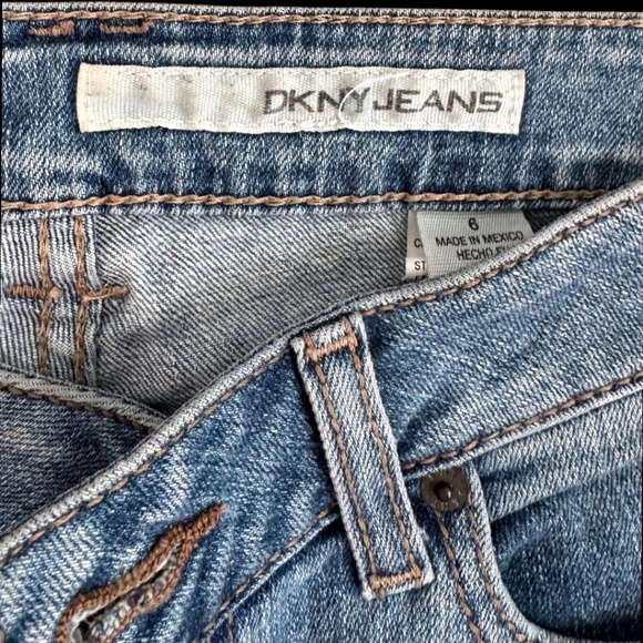 DKNY JEANS Bermuda Denim Shorts – Size 6 – Classic Mid-Wash - Picture 3 of 7